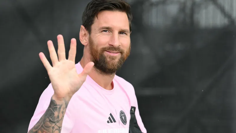 ميسي وزوجته يختاران الأناقة ويتألقان بساعات رولكس في حفل كولدبلاي