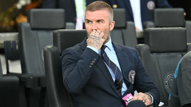 ديفيد بيكهام يحلق رأسه بنفسه.. والنتيجة "كارثية" تصدم فيكتوريا (فيديو) 