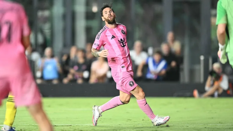 ميسي يقترب من تحطيم رقم بيليه في تسجيل الركلات الحرة (فيديو)