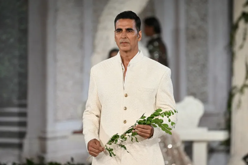 أكشاي كومار يتألق بزي ملكي في أسبوع الأزياء الهندي