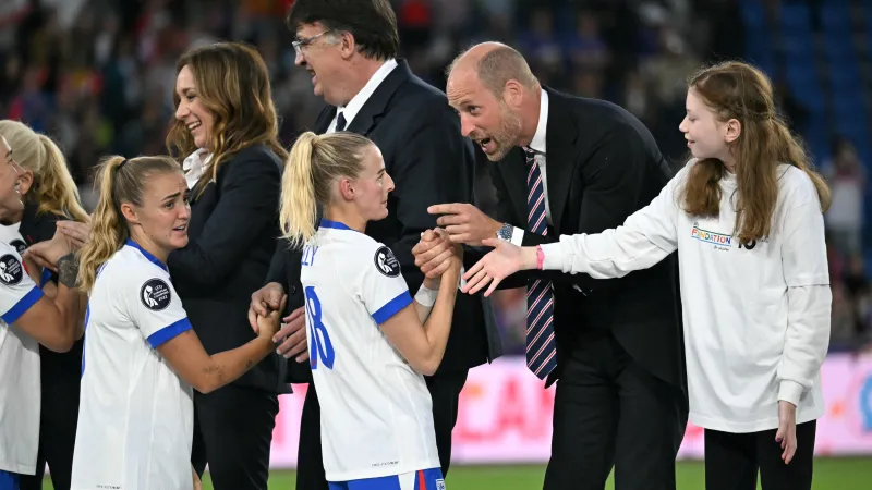 الأمير ويليام يحتفل مع بطلات إنجلترا: لقطات مؤثرة ومصافحات ملكية