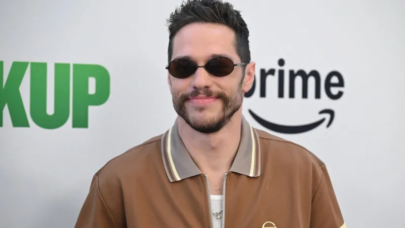 بيت ديفيدسون يكشف كواليس فشله أمام أسطورة الكوميديا جيم كاري (فيديو)