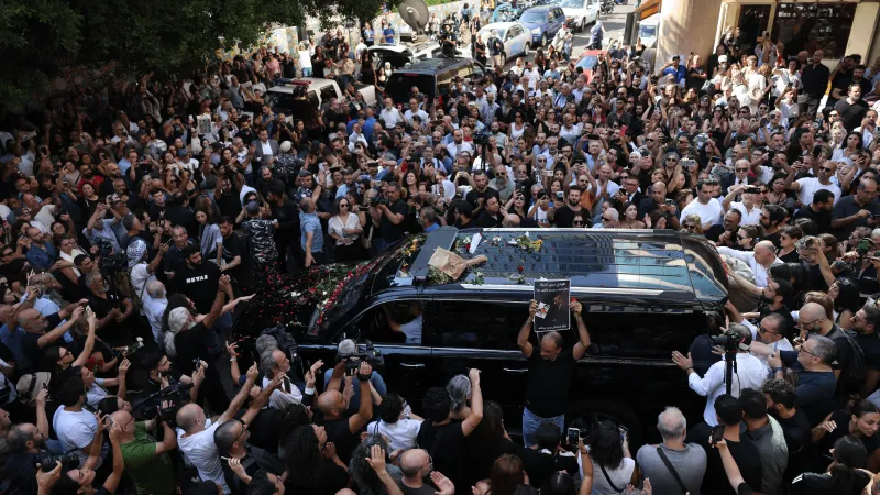 آلاف المحبين يشيّعون زياد الرحباني من بيروت إلى بكفيا (فيديو)