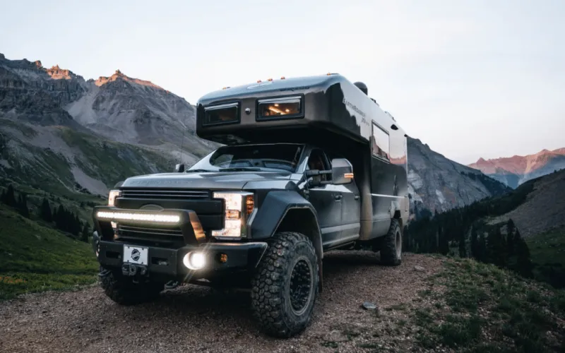 قصر متنقل بين الجبال.. تجربة العيش داخل EarthRoamer بـ900 ألف دولار (فيديو)