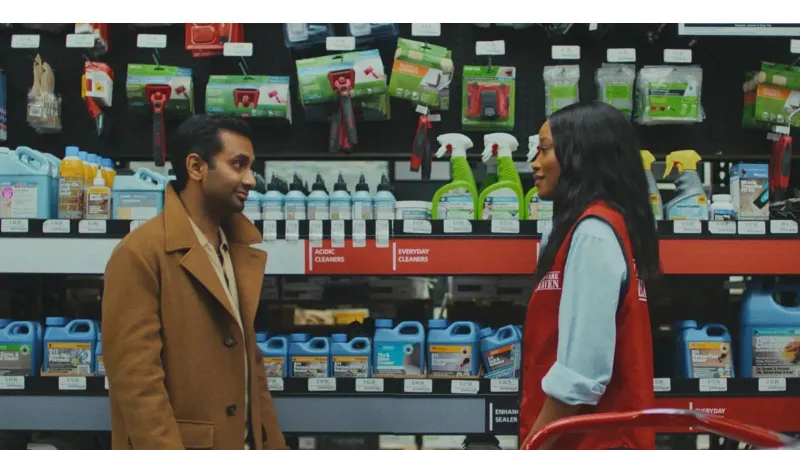 عزيز أنصاري يعود بفيلم كوميدي جديد "Good Fortune" مع كيانو ريفز وسث روجن