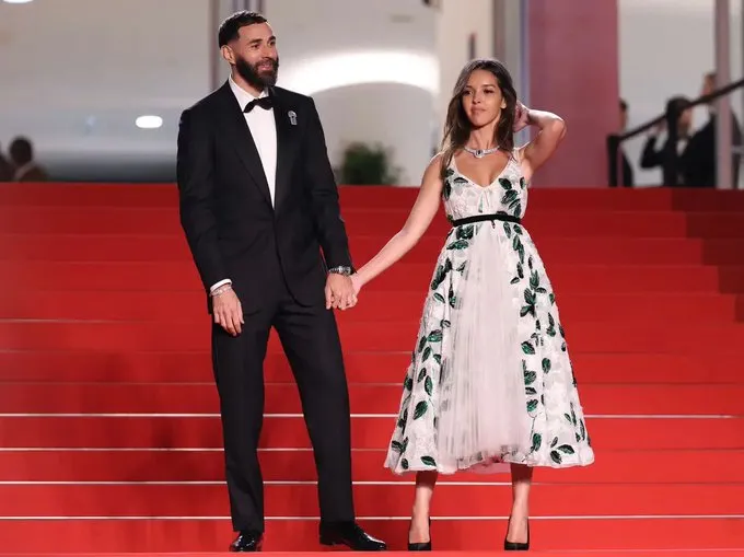 كريم بنزيما يظهر بخاتم زواجه من لينا خضري في أول ظهور علني (فيديو)