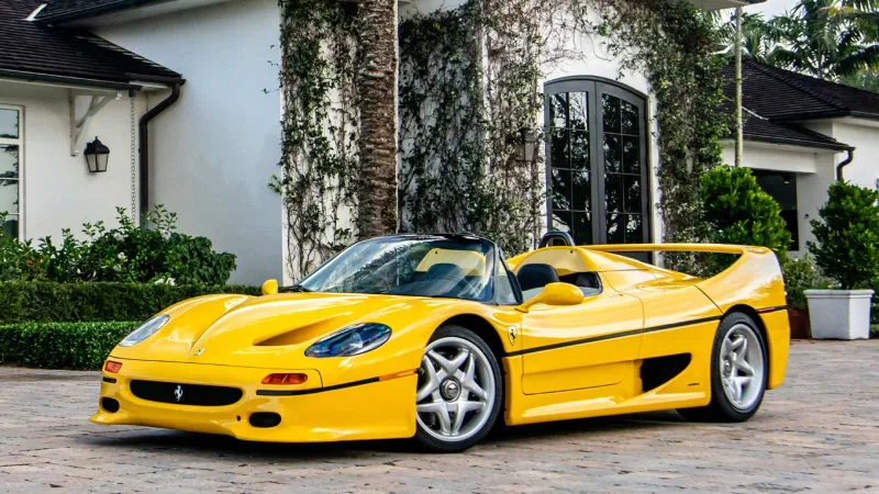 عرض فيراري F50 النادرة الخاصة برالف لورين للبيع في مونتيري 2025