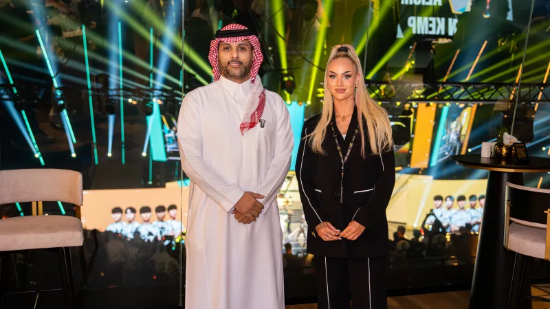 القحطاني و"أجمل لاعبة في العالم"  يخطفان الأضواء في كأس العالم الإلكترونية 