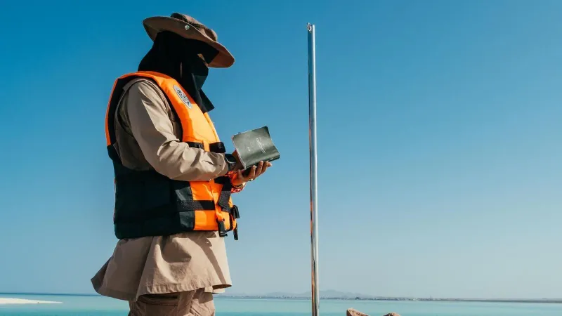 السعودية تُطلق أول فريق مفتشات بيئة بحرية في الشرق الأوسط لحماية السواحل