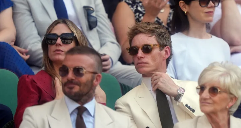 سفير أوميجا إيدي ريدماين يلفت الأنظار بأناقته الكلاسيكية في ويمبلدون