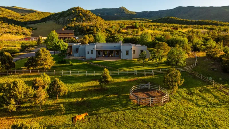 منزل أحلام مستوحى من الغرب الأمريكي.. مزرعة Last Chance Ranch للبيع مقابل 9.3 ملايين دولار