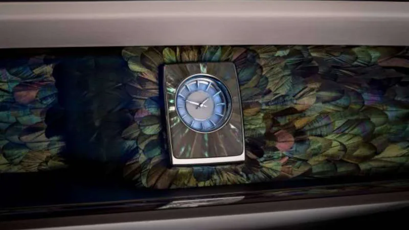 رولز-رويس تكرم فن الجداريات الصينية بثلاث سيارات استثنائية 