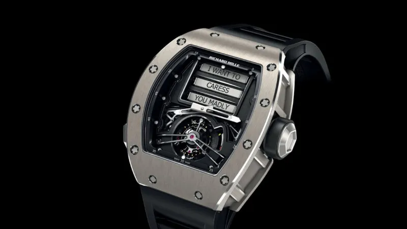 في حفل موسيقي.. آندي بايرون يثير الجدل بساعة "إيروتيكية" بـ570 ألف دولار