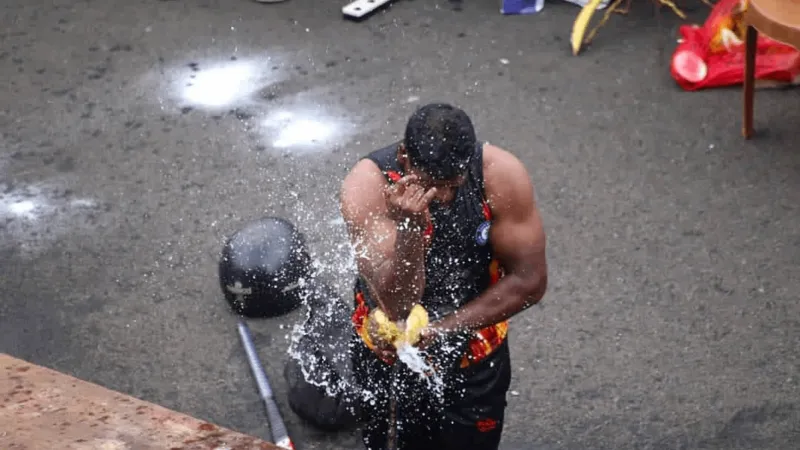 بيد واحدة فقط.. سرّ تحطيم جوز الهند الذي أدخل دومينيك موسوعة غينيس!