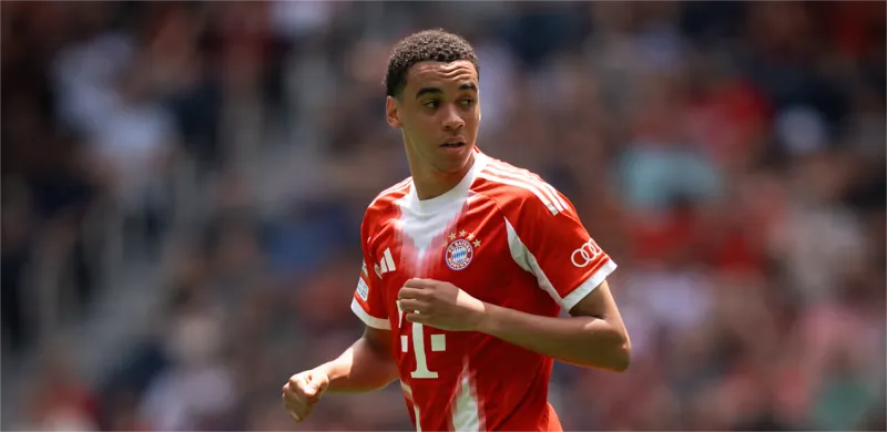 بايرن ميونيخ يُعلن تفاصيل الإصابة الخطيرة لجمال موسيالا ومدة غيابه المتوقعة