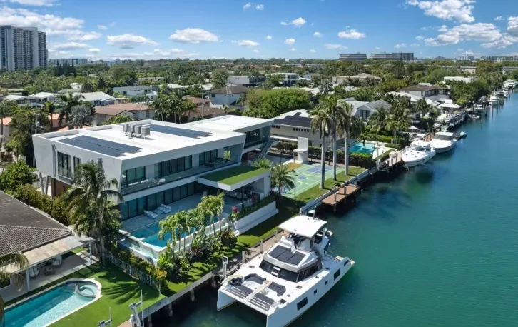 قصر حديث ببيت ضيافة رياضي في نورث ميامي ينتقل إلى مالك جديد