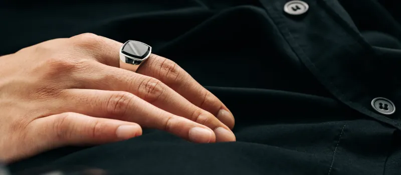 الخاتم الرجالي: لمسة بسيطة تضفي تأثيرًا متفردًا على إطلالة الرجل