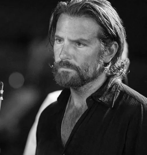 ساعة Louis Vuitton نادرة ترافق برادلي كوبر في عرض باريس (فيديو)