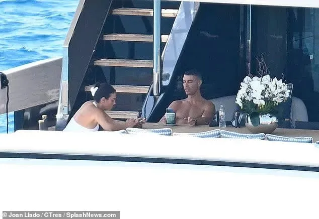 لقاء غير متوقع في عرض البحر.. كريستيانو رونالدو يفاجئ معجبيه قرب سواحل مايوركا (فيديو)