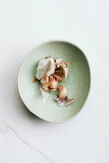 الثوم والبصل يتصدران القائمة.. أطعمة مذهلة تُغذي أمعاءك وتحسن صحتك الهضمية