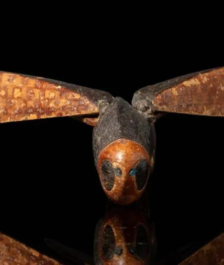 مزاد في لندن يعرض "جرادة تجميلية" من العصر الفرعوني