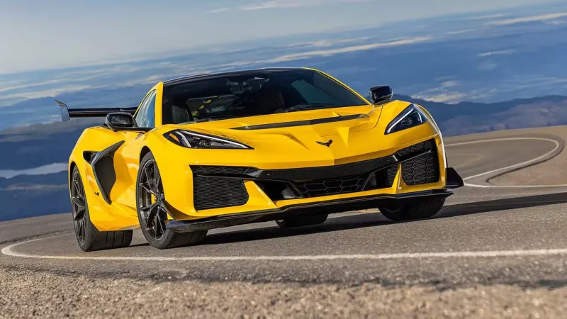 هل تستطيع كورفيت ZR1 التفوق على تسلا بلايد في سباق التسارع؟ (فيديو)