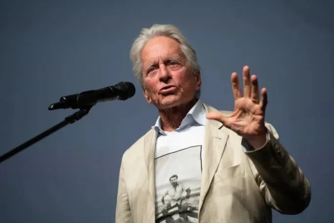 "لا أرغب أن أموت في موقع التصوير".. مايكل دوجلاس يطوي صفحة التمثيل