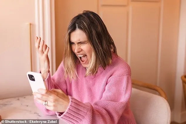 خلل غامض في iPhone يُربك المستخدمين.. ما قصة النقطة السوداء القاتلة؟