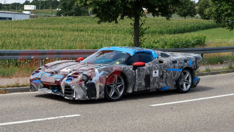 وحش مموه.. فيراري تختبر خليفة SF90 تحت أنظار المتربصين (فيديو)