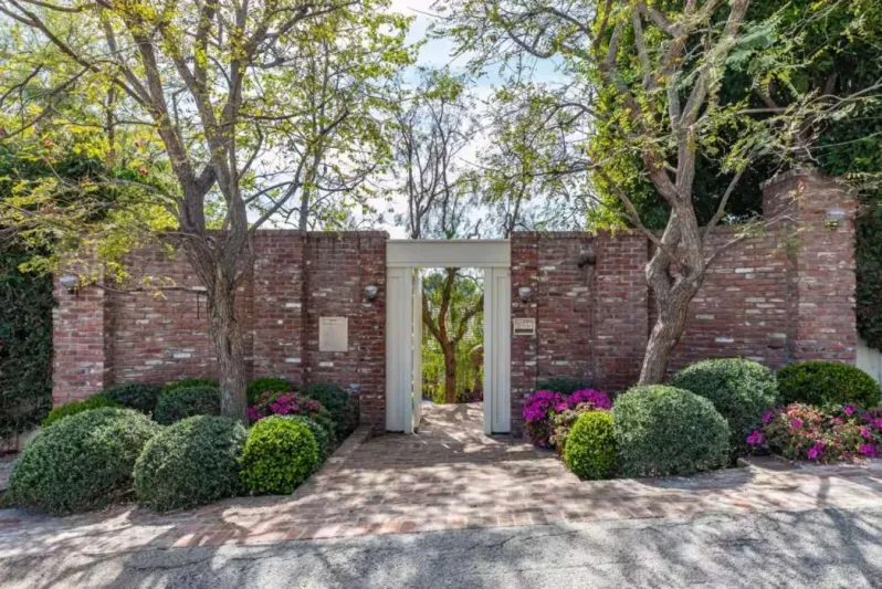 بعد أشهر من التعثر.. جيم كاري ينجح في بيع قصره الفاخر بلوس أنجلوس