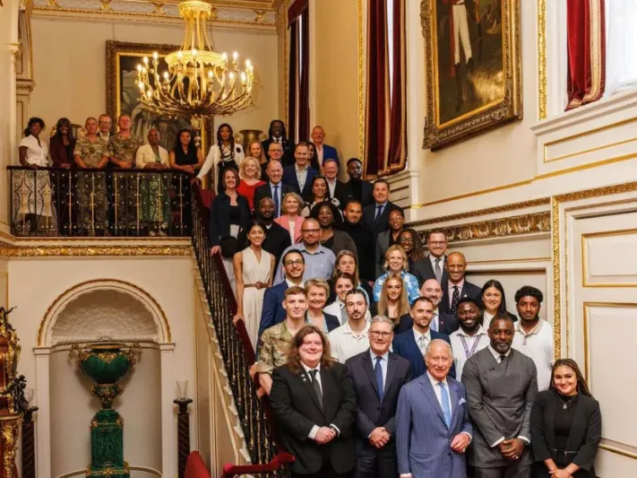 الملك تشارلز وإدريس إلبا يوحّدان الجهود لمحاربة العنف في بريطانيا (فيديو)