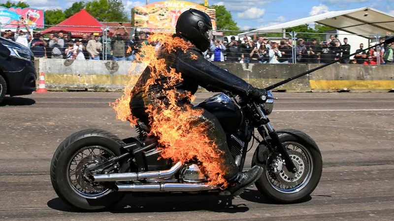 رجل يحترق على دراجته النارية.. مغامرة فرنسية تدخل موسوعة غينيس (فيديو)