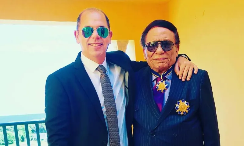 الزمن يعيد نفسه.. رامي إمام يردّد أغنية الزعيم في ليلة زفاف نجله (فيديو)