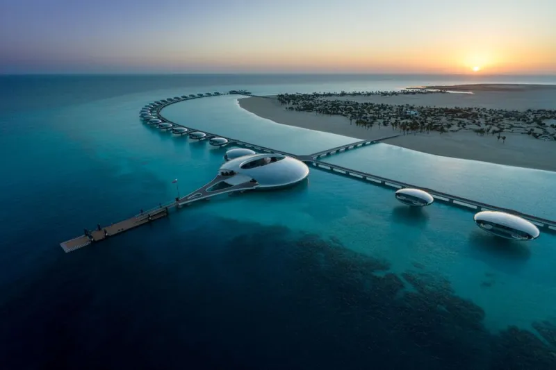 سحر البحر الأحمر حيث تلتقي الأمواج بالشعاب وتولد الحكايات والمغامرات المصدر: Visit Saudi Arabia حكايات ساحرة ومغامرات شائقة.. رحلات الفخامة على سواحل البحر الأحمر