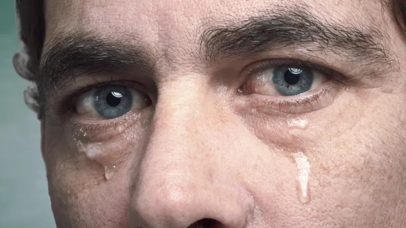 دموع الرجال أكثر تصديقًا: هل البكاء أصبح سلاحًا اجتماعيًا؟