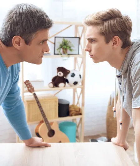 تدخل الوالدين في علاقات أبنائهم العاطفية.. دراسة حديثة تكشف التأثيرات النفسية والاجتماعية