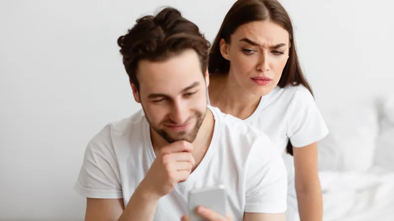 لماذا يخون بعض الرجال زوجاتهم مع نساء أكبر سنًا؟ الإجابة ليست كما تعتقد