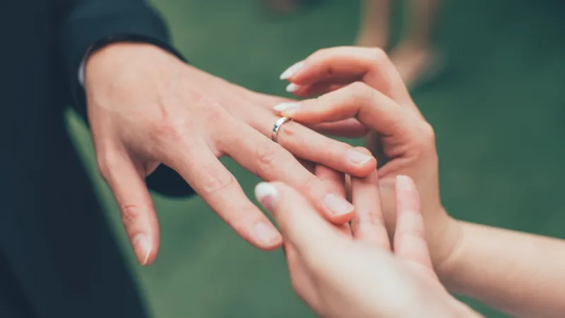 أردني يثير جدلاً واسعاً بزواجه بعد يوم واحد من وفاة زوجته