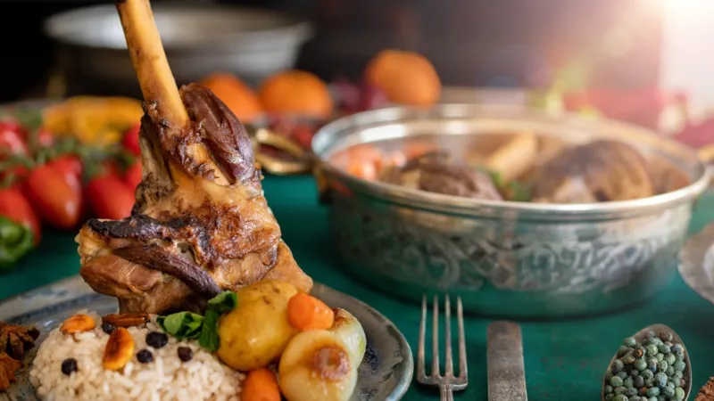 دراسة: مشاهدة الآخرين أثناء الأكل تثير شهيتك وتزيد من الإفراط في الطعام