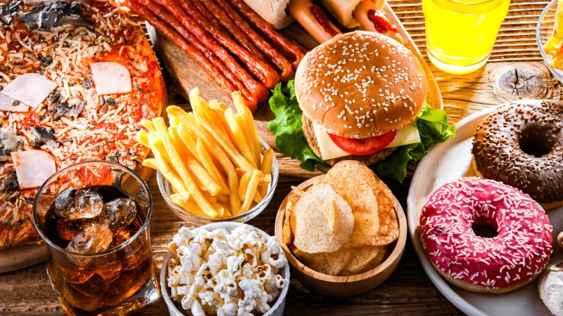 دراسة تكشف: لماذا ننجذب إلى الطعام عالي السعرات في أوقات الأزمات الاقتصادية