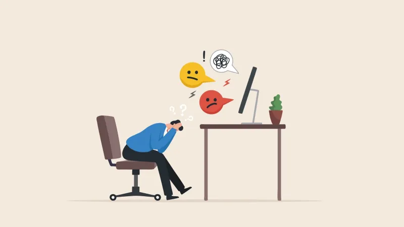 ردة فعل عنيفة.. موظفة تُحطم مكتبها بعد قرار فصلها (فيديو)