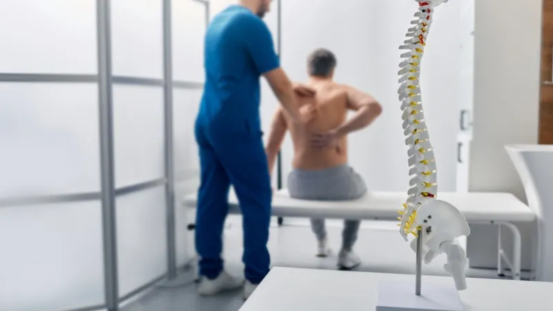 أمل جديد لآلام الظهر.. علماء يكتشفون السبب الخفي للمرض