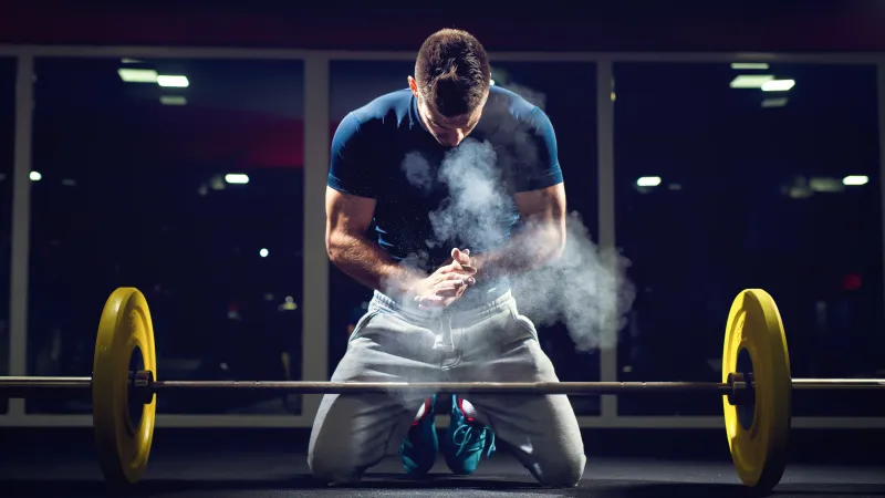 هل يمكنك بناء عضلات قوية بتمرينين فقط؟ العلم يُجيب