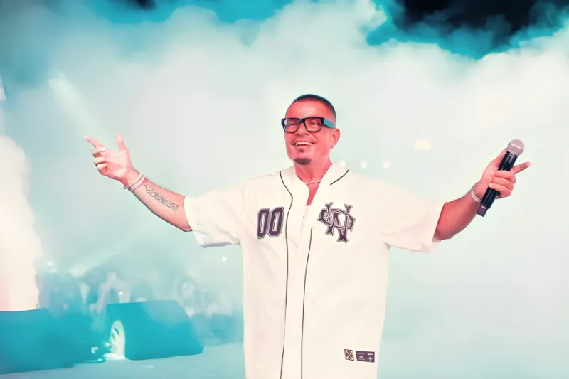 عمرو دياب يتألق بإطلالة كاجوال وإكسسوارات فاخرة في الساحل الشمالي