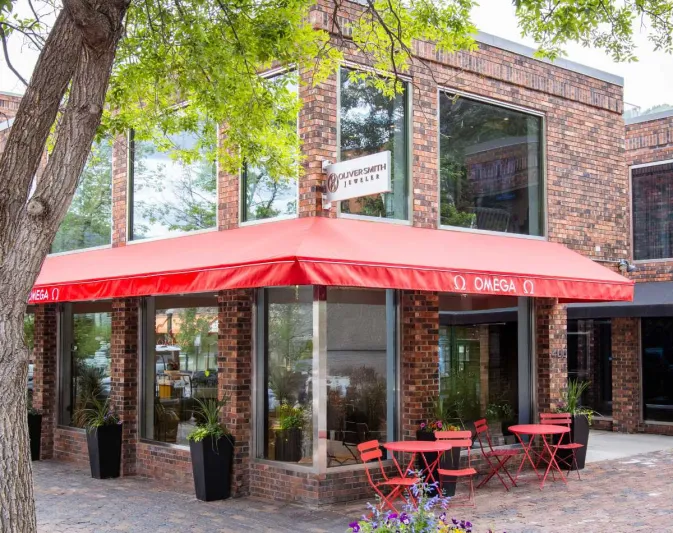  Oliver Smith Jeweler وOMEGA يفتتحان بوتيكًا فاخرًا للساعات في مدينة أسبن الأمريكية