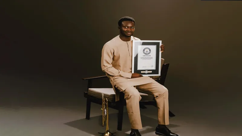 شاب نيجيري يحطم الرقم القياسي العالمي في عزف البوق لأكثر من 25 ساعة متواصلة