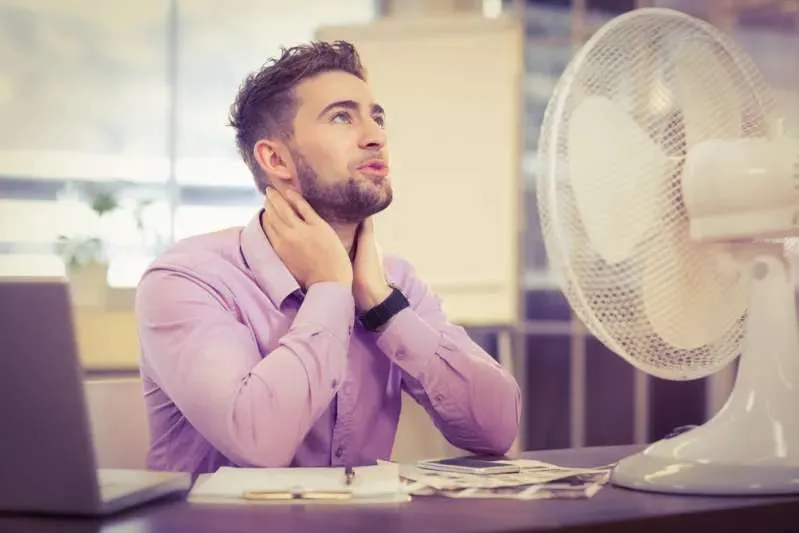 دراسة تحذّر: استخدام المروحة الكهربائية في الحر الشديد قد يزيد خطر النوبات القلبية