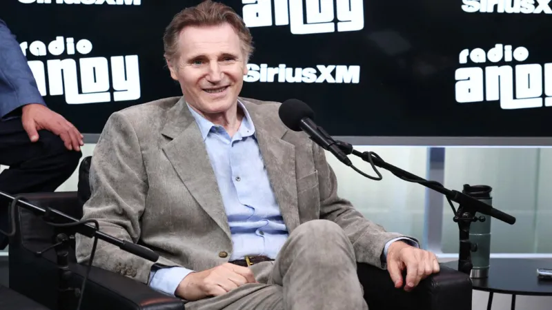 كيف سخر ليام نيسون من دمية "لابوبو" وأضحك الجمهور (فيديو)