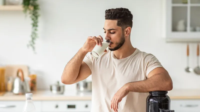 دراسة تكشف: الحليب كامل الدسم يزيد خطر الوفاة بأمراض القلب