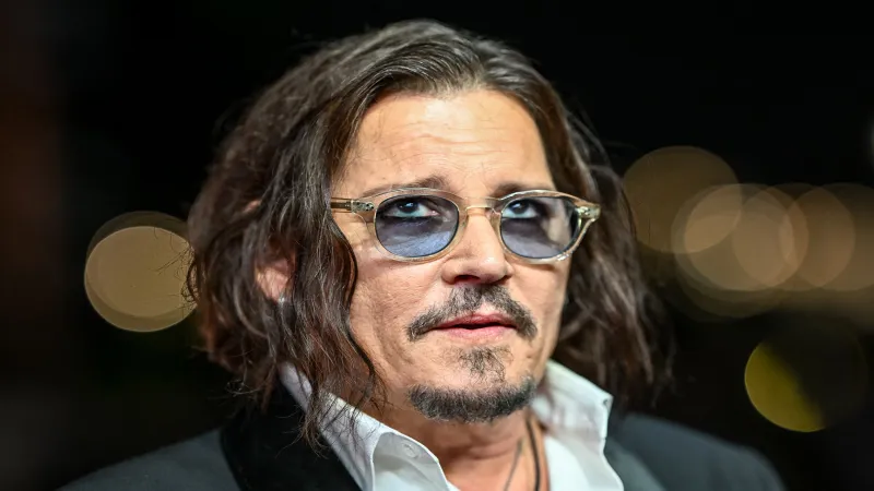 هل يعود جوني ديب لشخصية جاك سبارو في فيلم قراصنة الكاريبي 6؟ (فيديو)